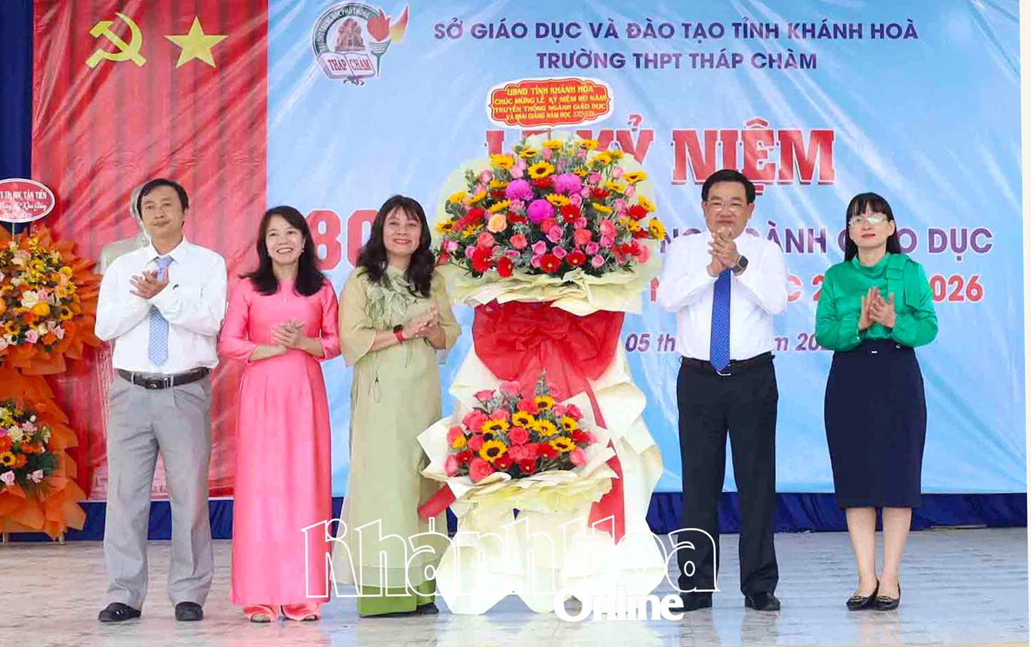Phó Chủ tịch UBND tỉnh tặng hoa chúc mừng nhà trường.