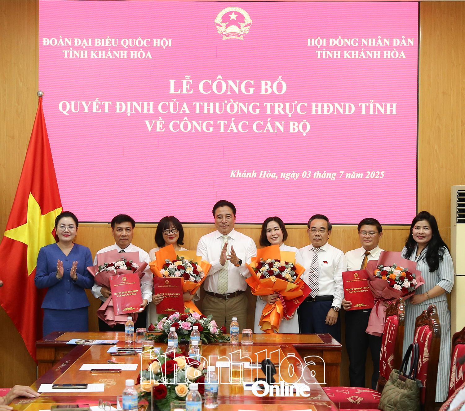 Chủ tịch HĐND tỉnh Nguyễn Khắc Toàn và lãnh đạo HĐND tỉnh, Đoàn Đại biểu Quốc hội tỉnh trao quyết định và tặng hoa chúc mừng lãnh đạo Văn phòng Đoàn Đại biểu Quốc hội và HĐND tỉnh.