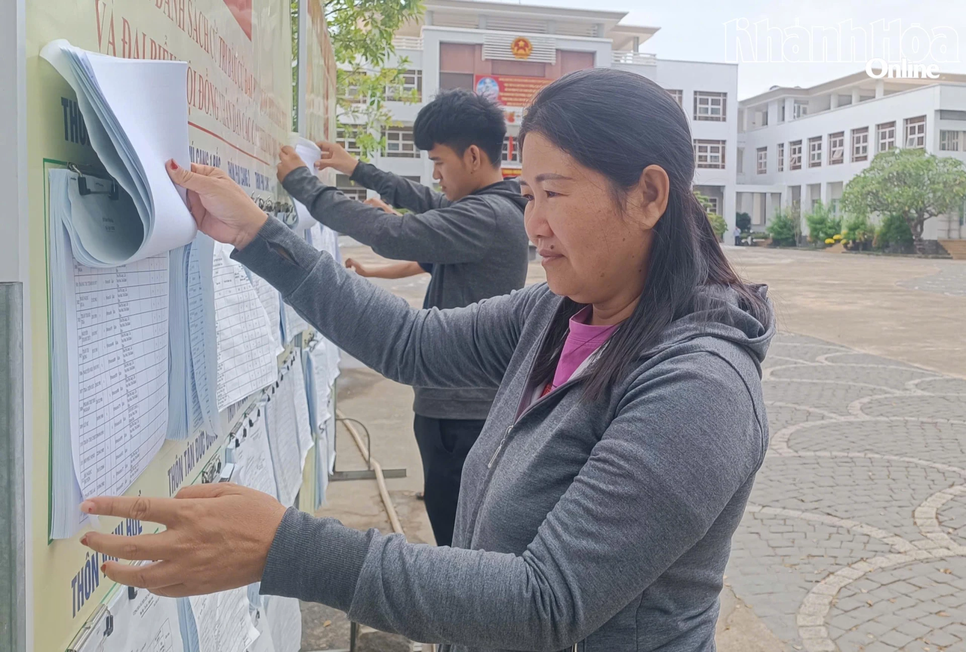 Cử tri xã Vạn Ninh xem danh sách cử tri được niêm yết tại trụ sở UBND xã.