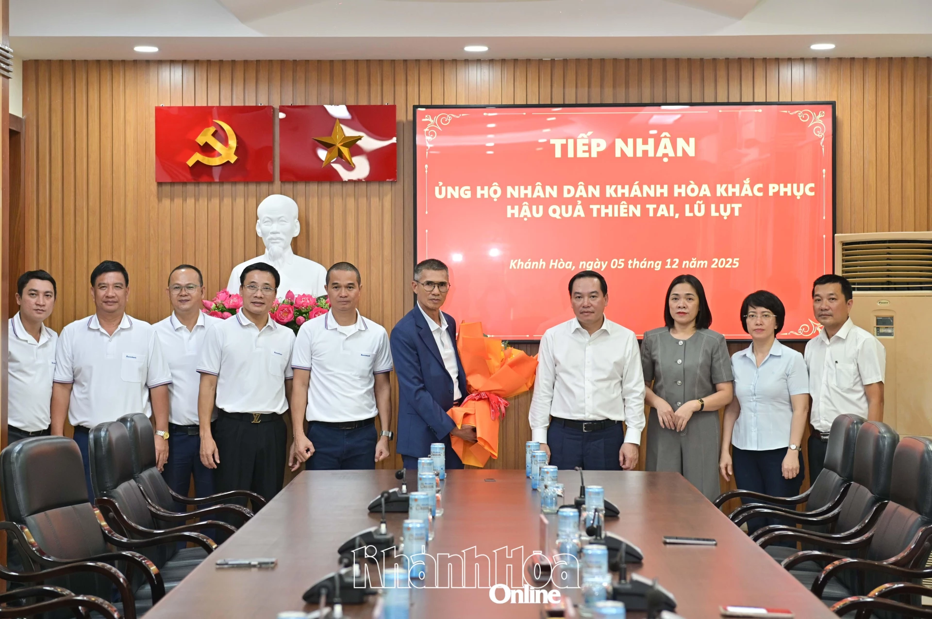 Lãnh đạo tỉnh tặng hoa tri ân đến lãnh đạo, cán bộ Sacombank.