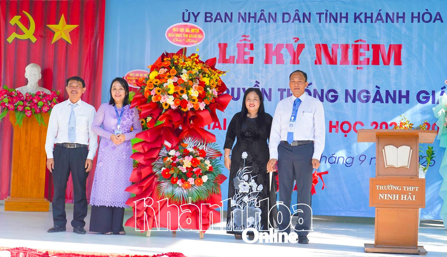 Đồng chí Chamaléa Thị Thủy tặng lẵng hoa chúc mừng Trường THPT Ninh Hải.