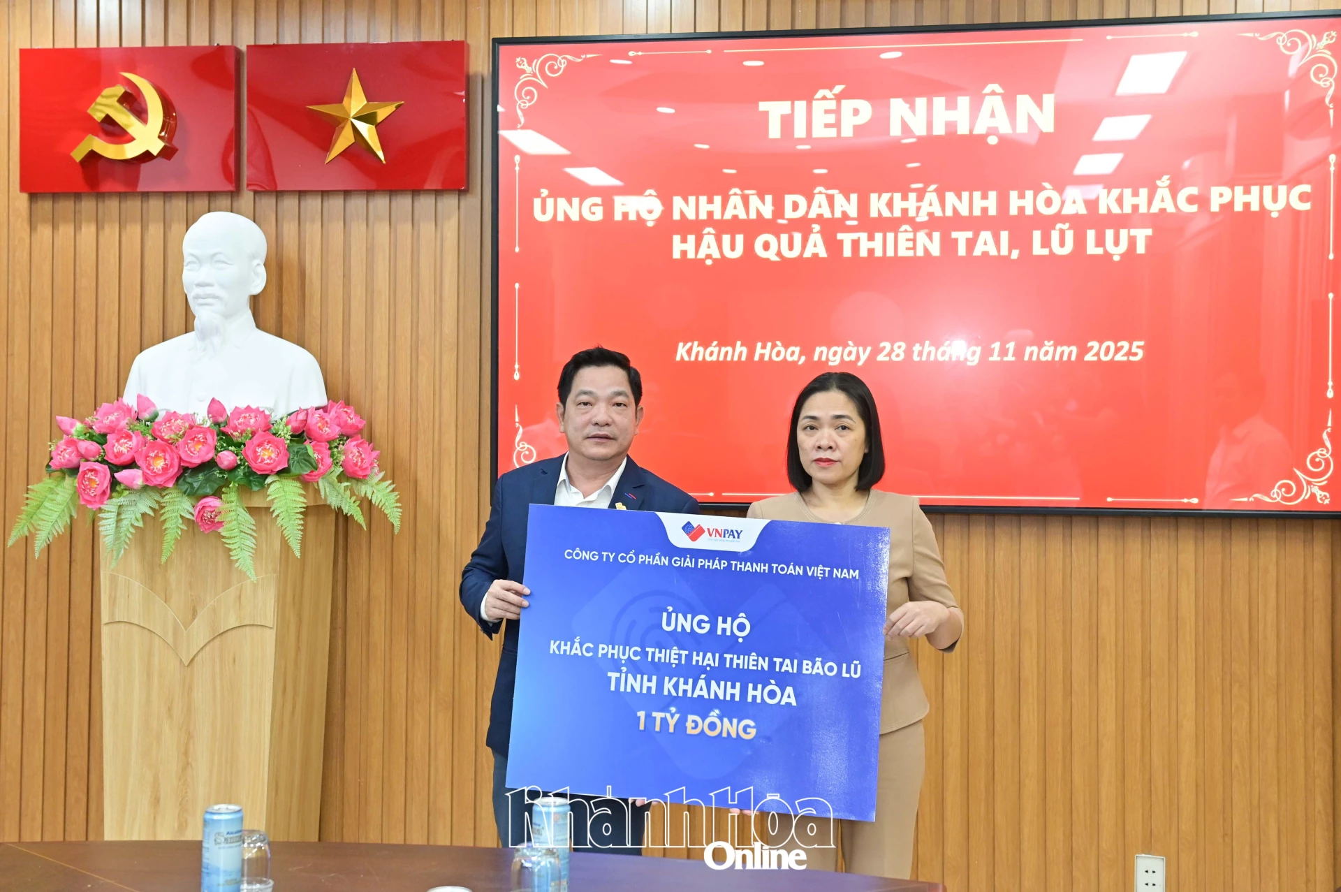 Đồng chí Trần Thu Mai tiếp nhận bảng tượng trưng kinh phí ủng hộ từ VNPAY.