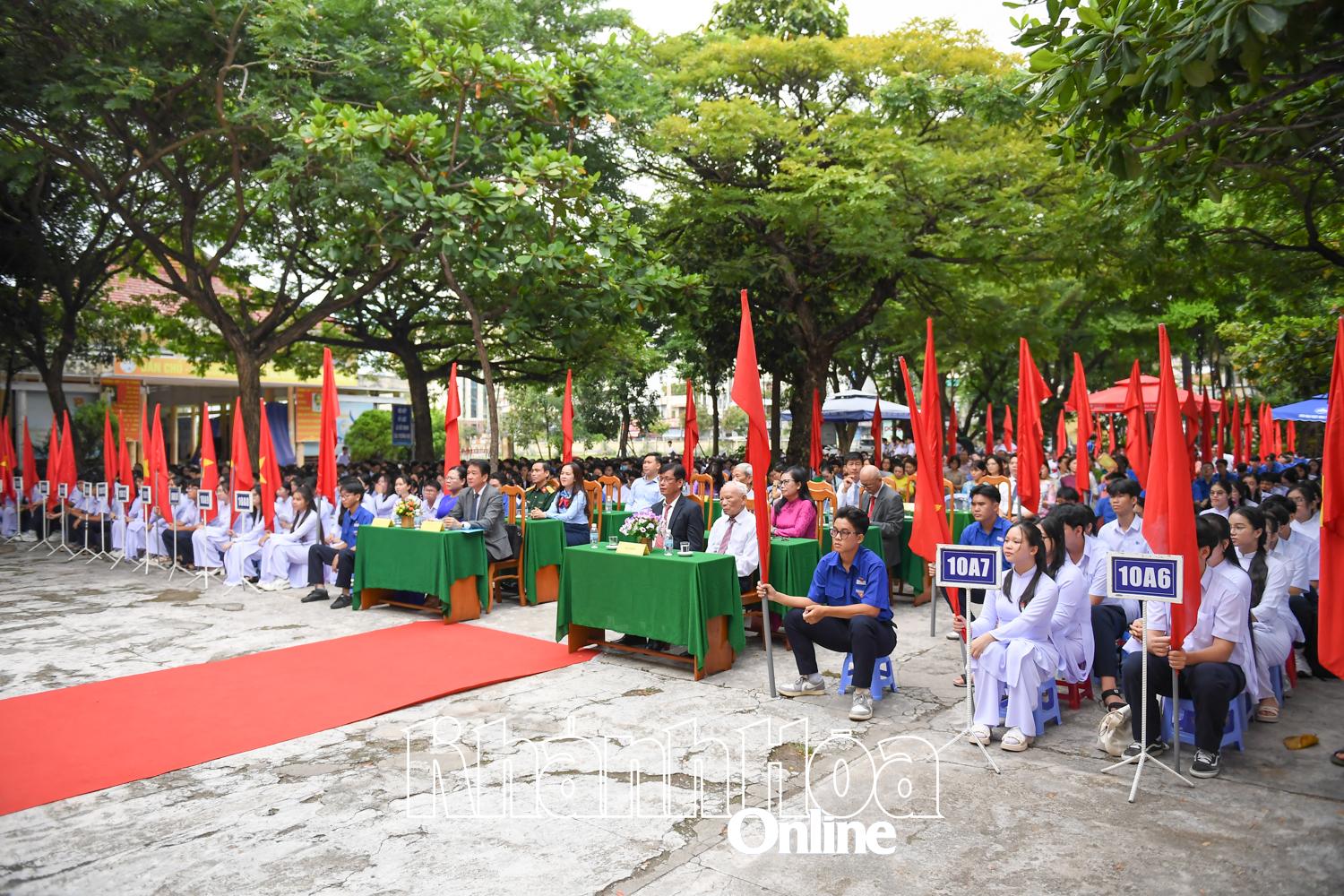 Các đại biểu, giáo viên và học sinh theo dõi trực tuyến điểm cầu Trung ương.