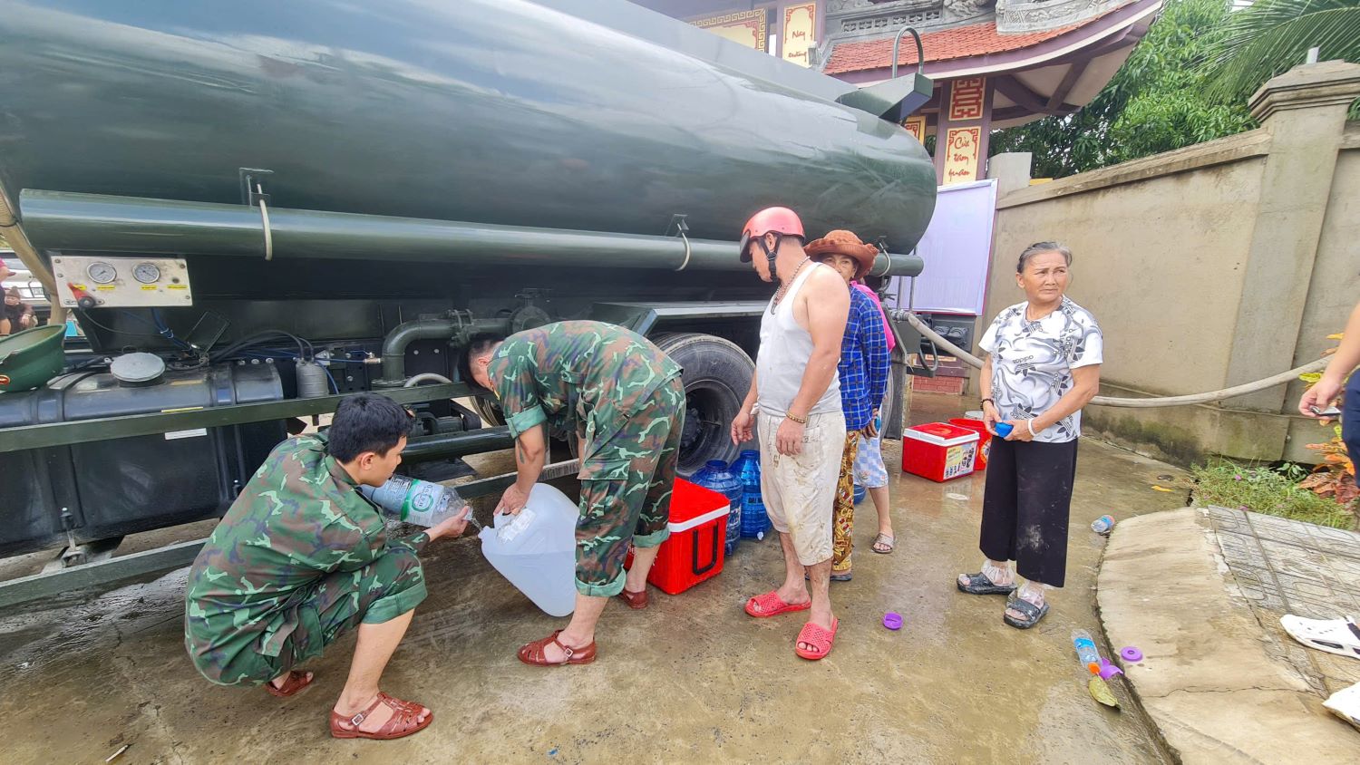 Cán bộ, chiến sĩ Bộ Chỉ huy Quân sự tỉnh lấy nước sạch cho dân.