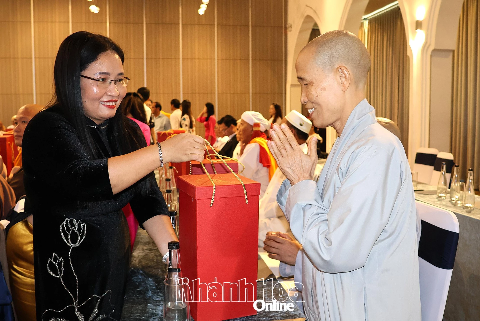 Đồng chí Chamaléa Thị Thủy - Ủy viên Ban thường vụ tỉnh ủy, Giám đốc sở Dân tộc và Tôn giáo tỉnh tặng quà cho đại diện các tổ chức tôn giáo.
