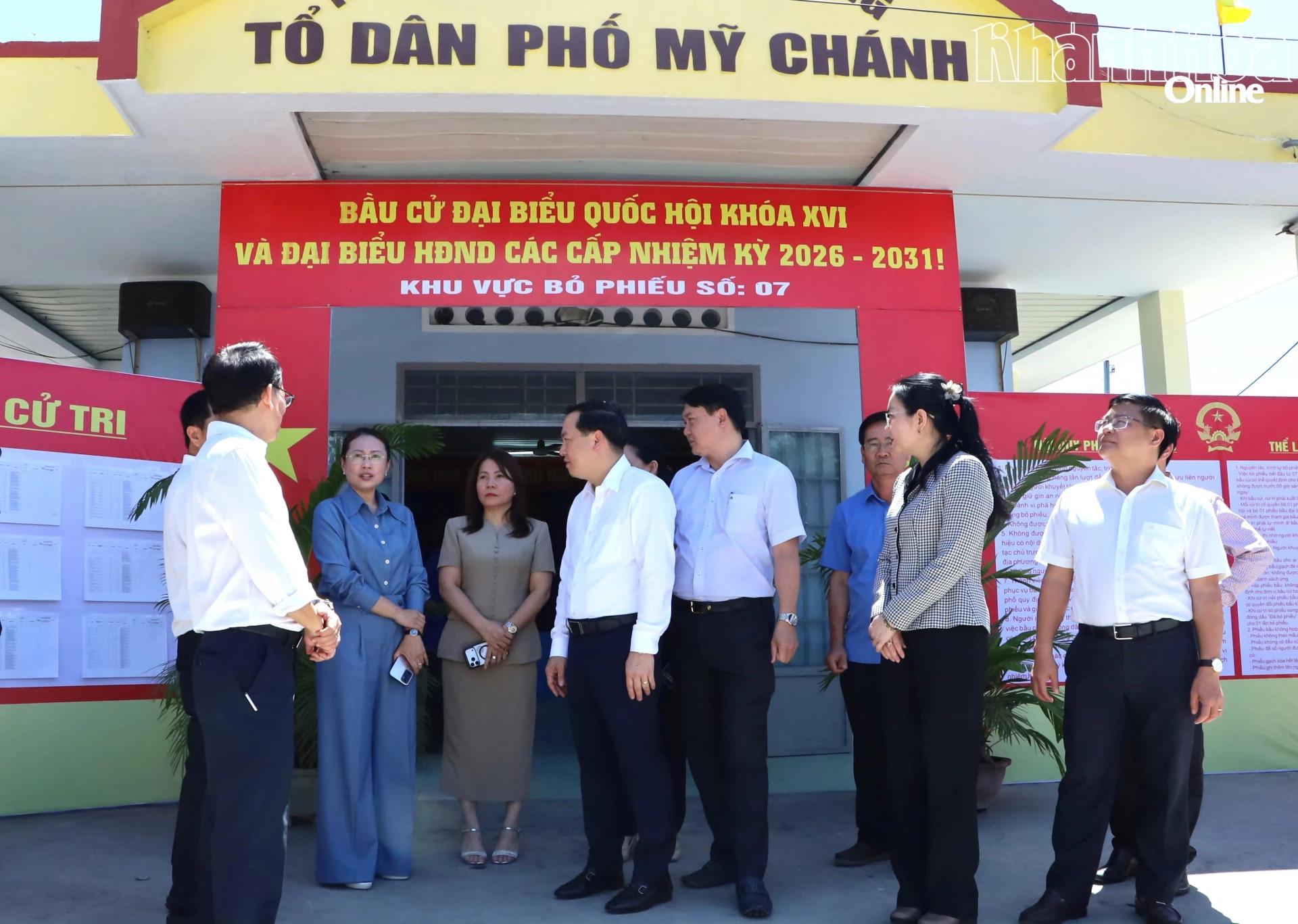 Đồng chí Hồ Xuân Trường và các thành viên đoàn công tác kiểm tra thực tế công tác chuẩn bị bầu cử tại điểm bỏ phiếu Tổ dân phố Mỹ Chánh phường Hòa Thắng.