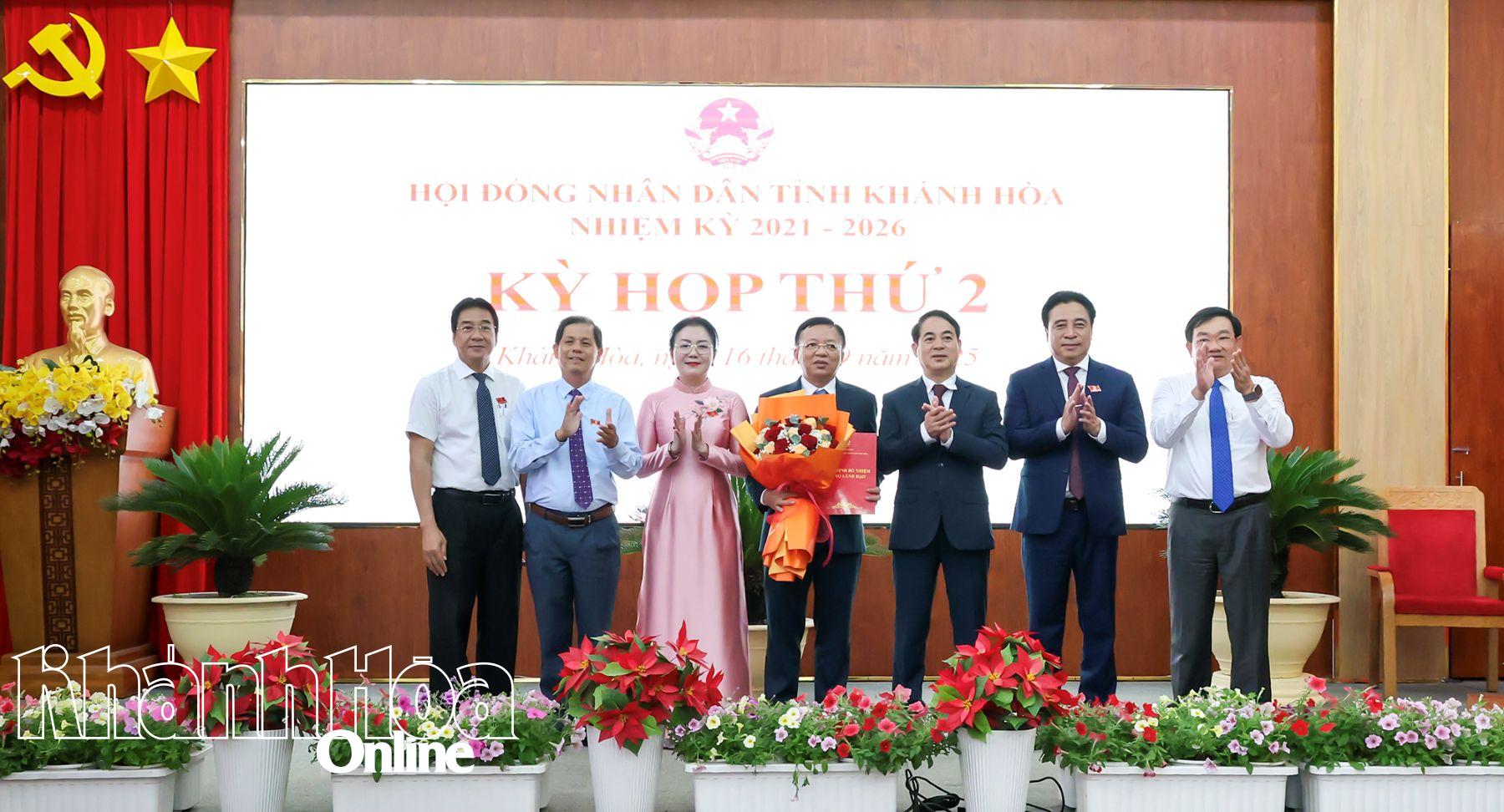 Các đồng chí lãnh đạo tỉnh, nguyên lãnh đạo tỉnh tặng hoa chúc mừng Phó Chủ tịch UBND tỉnh Lê Huyền.