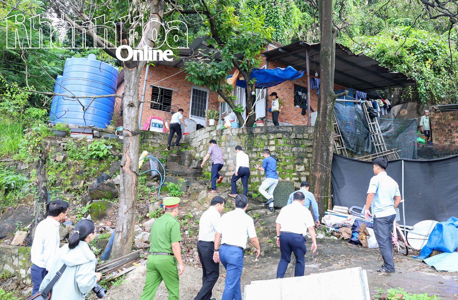 Đoàn công tác của tỉnh kiểm tra một khu vực có nguy cơ sạt lở đất trên địa bàn xã Đại Lãnh.