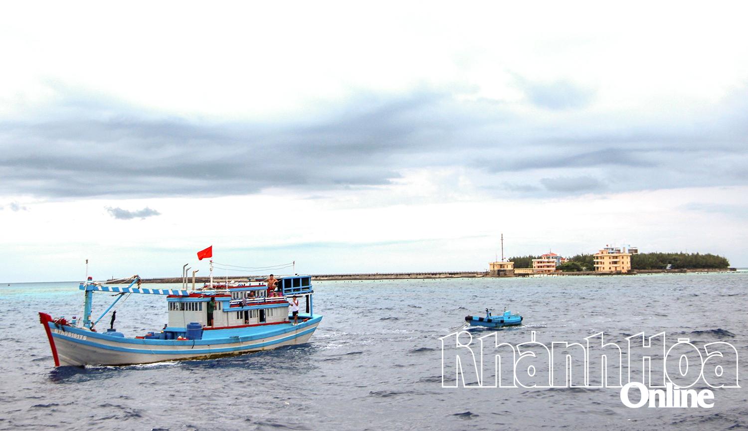 Tàu cá của ngư dân sau khi tiếp thêm nhiên liệu, lương thực... rời âu tàu đảo Đá Tây để tiếp tục vươn khơi.