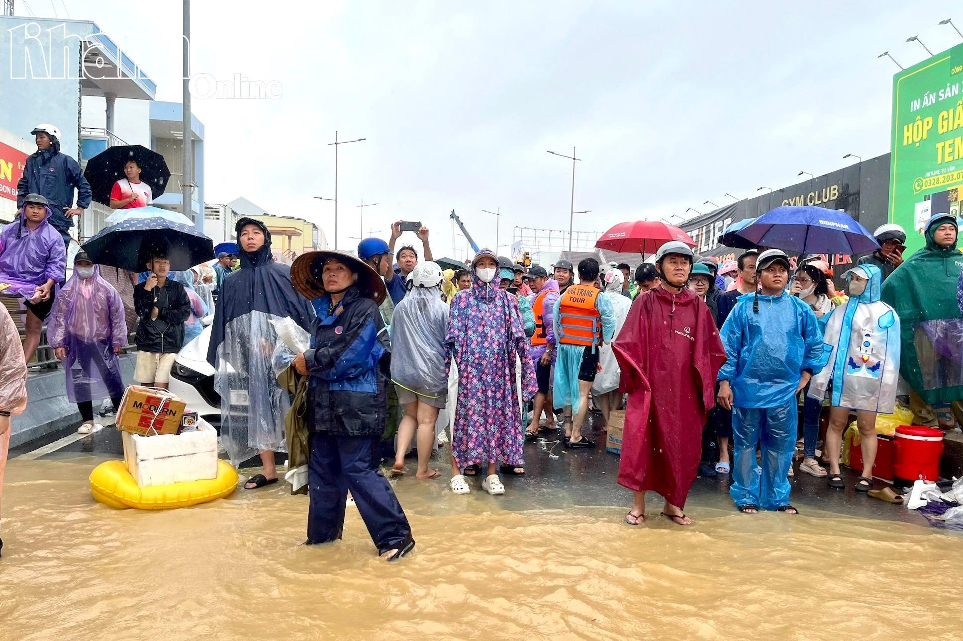 Chờ người thân được cứu ra khỏi vùng ngập sâu.