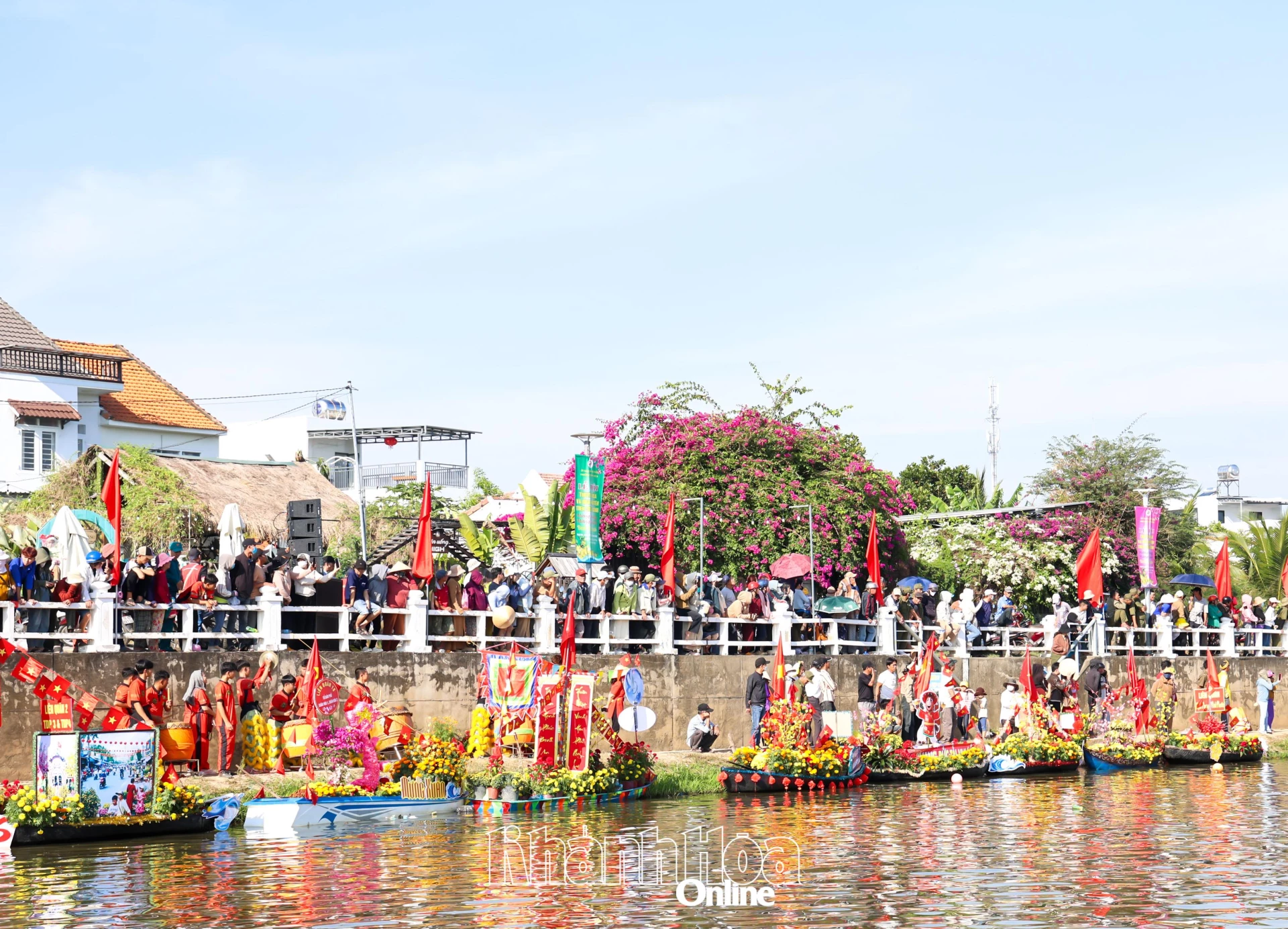 Đông đảo người dân, du khách đến xem cổ vũ.