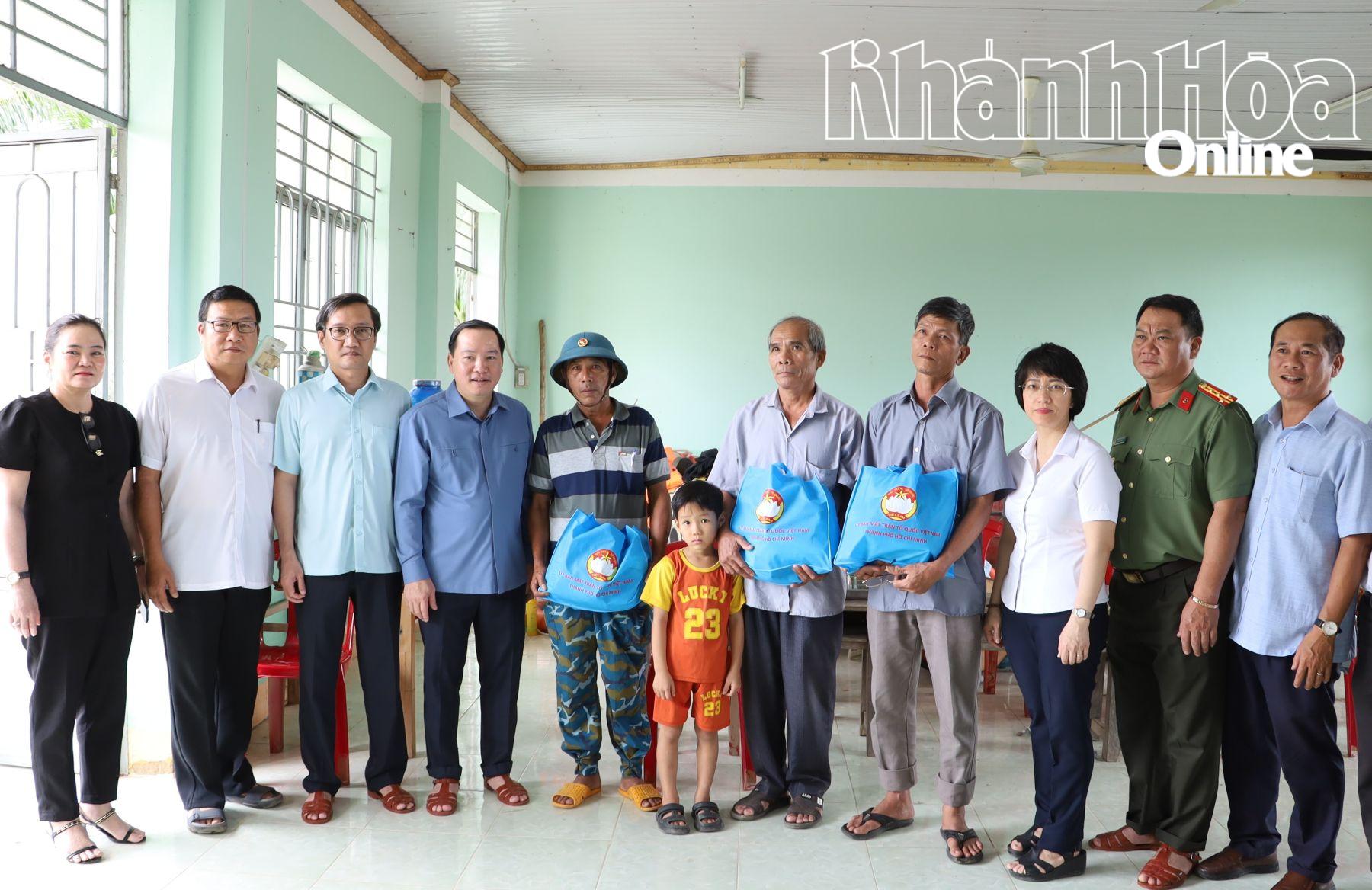 Đồng chí Hồ Xuân Trường tặng quà động viên người dân, cán bộ tổ dân phố Quan Đông (phường Ninh Hòa) đã nhiệt tình tham gia ứng cứu người dân khi nước lũ dâng cao.