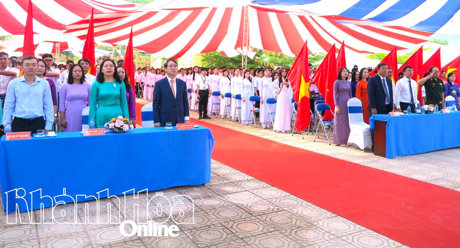 Các đại biểu thực hiện nghi lễ chào cờ.