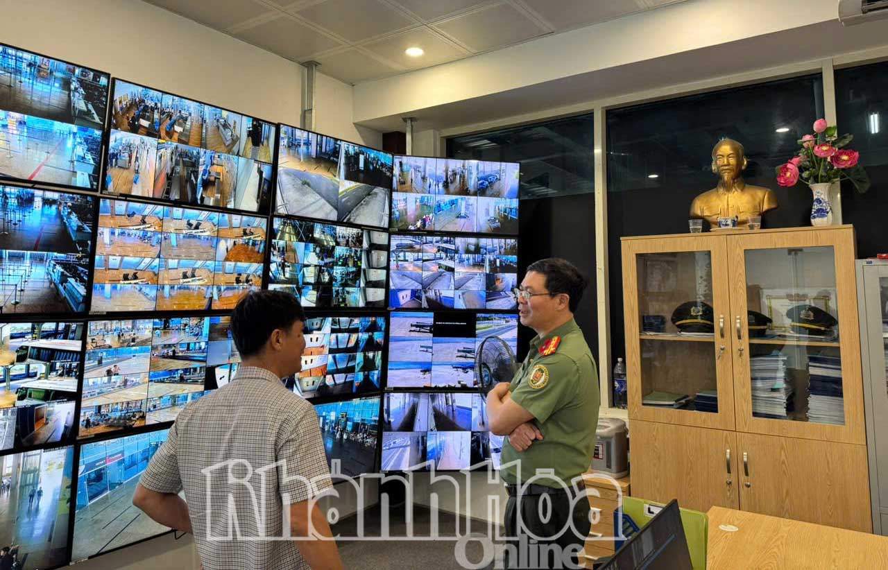 Đại tá Vũ Văn Quân cùng đoàn công tác kiểm tra vận hành, điều phối an ninh trật tự tại Cảng hàng không quốc tế Cam Ranh