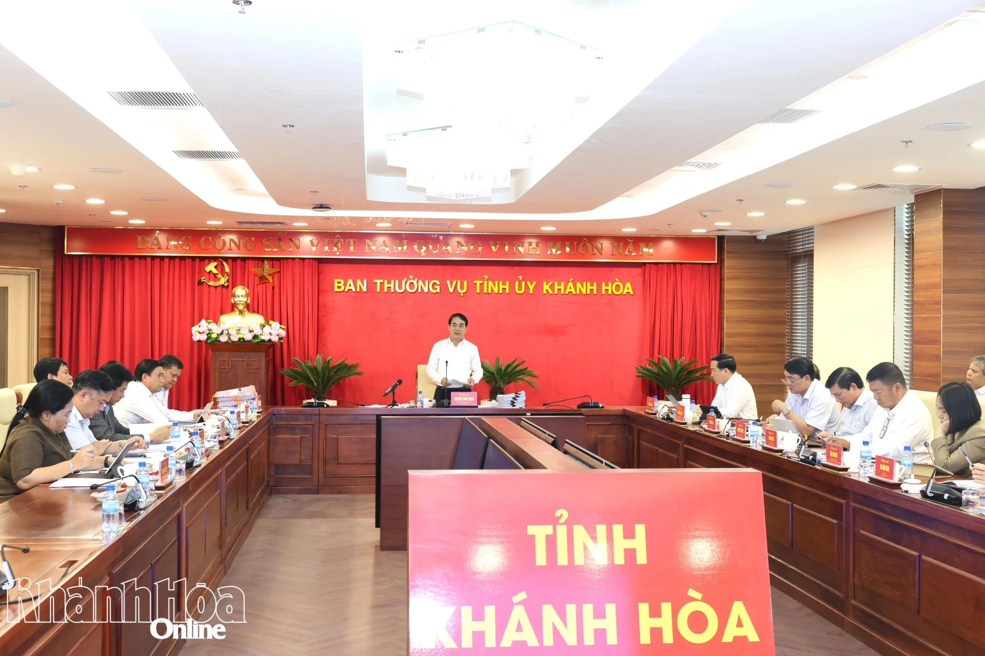 Bí thư Tỉnh ủy Nghiêm Xuân Thành cùng các đồng chí trong Thường trực Tỉnh ủy chủ trì hội nghị