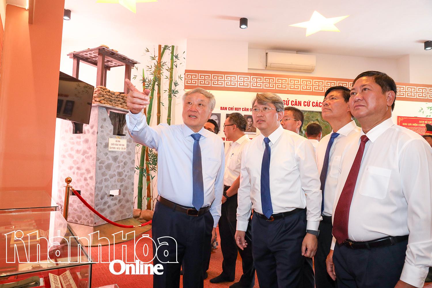 Các đại biểu tham quan tại Nhà truyền thống, Khu lưu niệm.