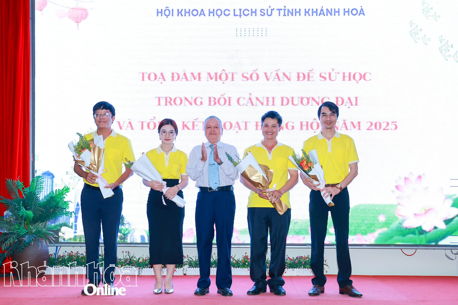 Lãnh đạo Hội Khoa học Lịch sử tỉnh tặng hoa chúc mừng các hội viên mới.