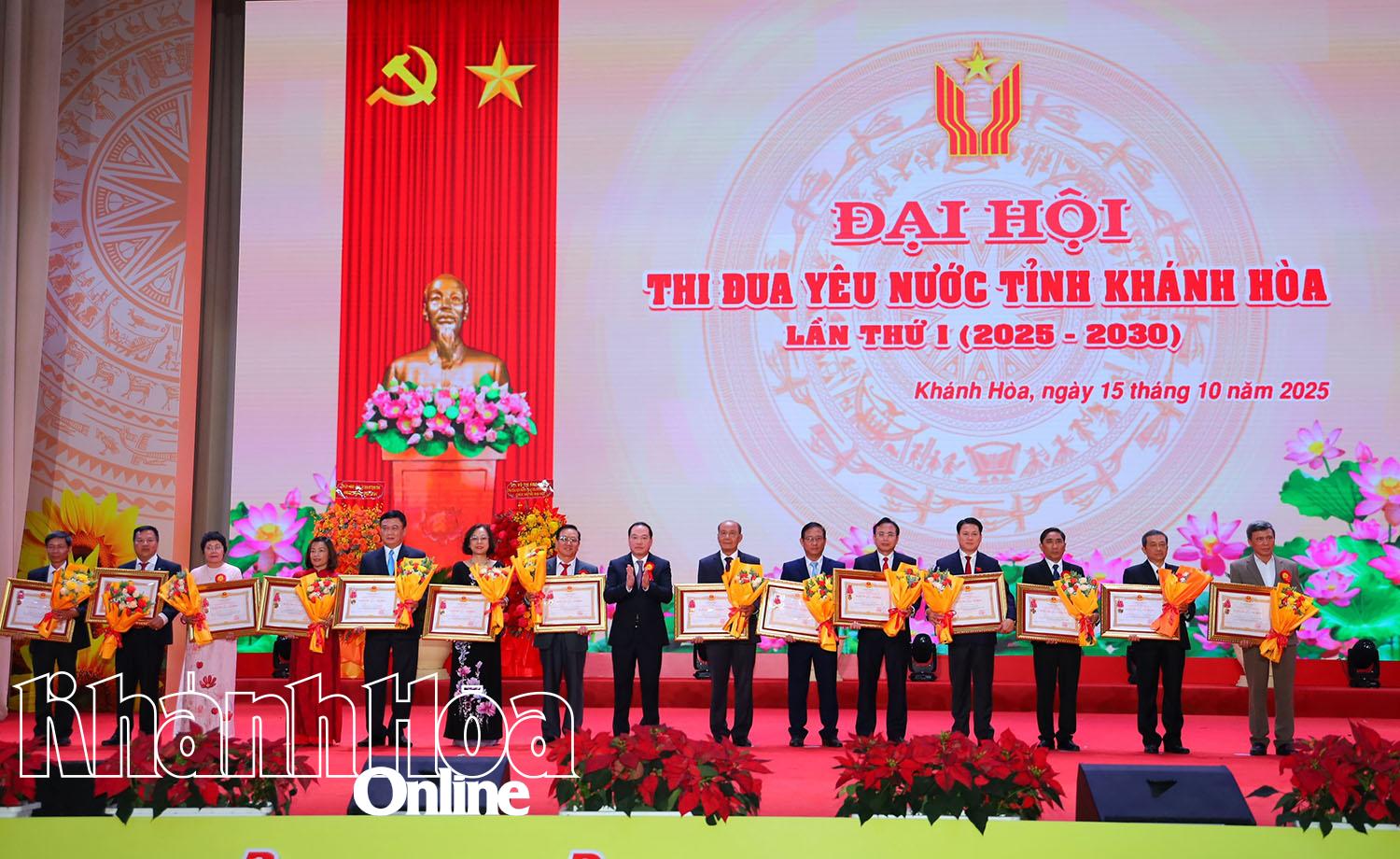 Thừa ủy quyền của Chủ tịch nước, Phó Bí thư Thường trực Tỉnh ủy Hồ Xuân Trường trao Huân chương Lao động hạng Ba cho các cá nhân.  