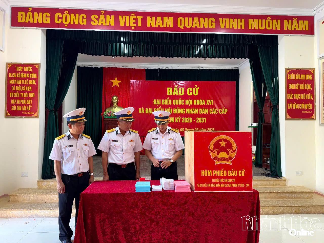 Ban Chỉ huy đảo Sinh Tồn kiểm tra vật chất chuẩn bị   cho cuộc bầu cử.