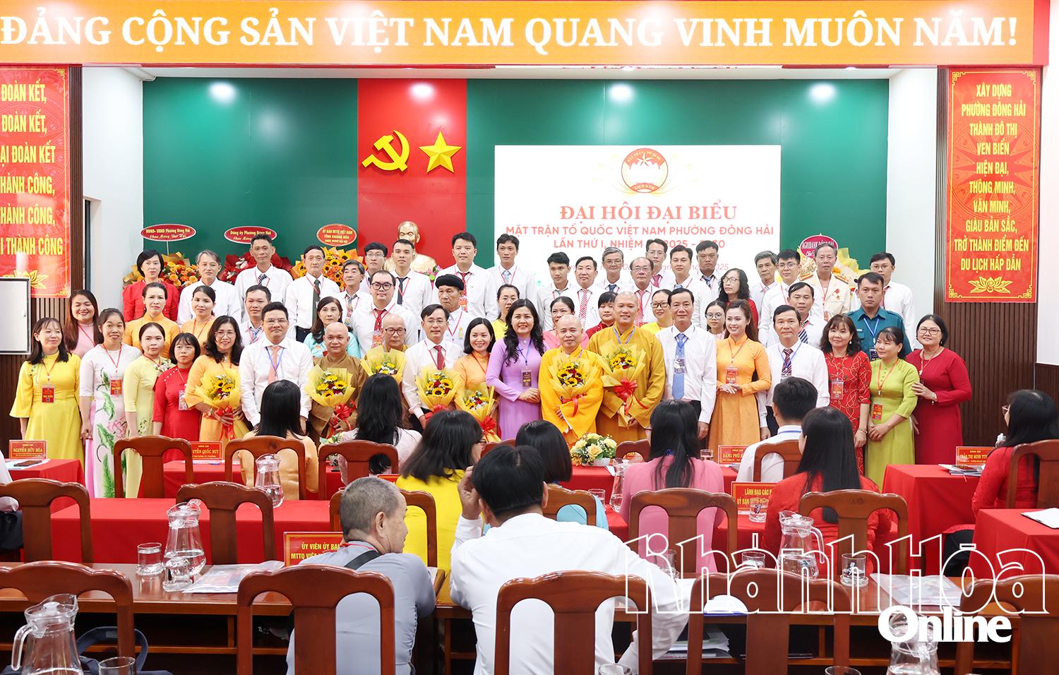 Đồng chí Phan Thị Ngân Hạnh cùng lãnh đạo phường Đông Hải và các đại biểu tặng hoa chúc mừng Ủy ban MTTQ Việt Nam phường Đông Hải khóa I, nhiệm kỳ 2025 - 2030.