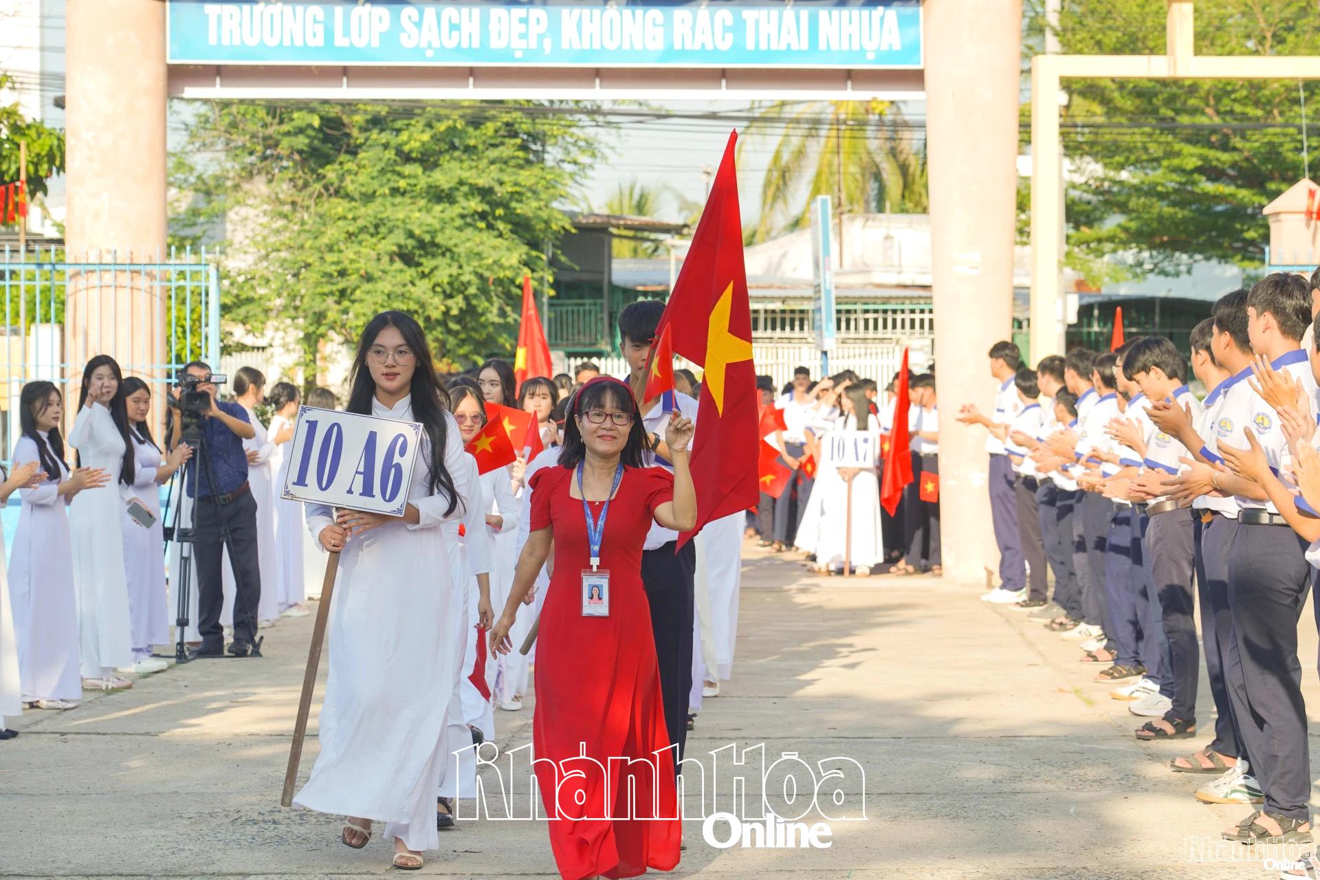 Các học sinh lớp 10 phấn khởi bước vào năm học mới.
