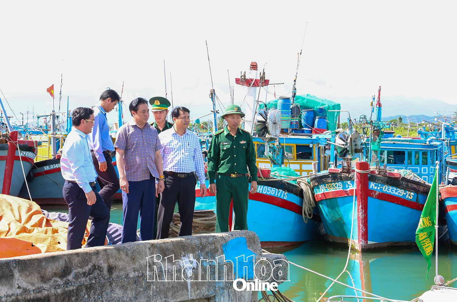 Kiểm tra việc sắp xếp, chằng néo tàu thuyền, đảm bảo an ninh, an toàn tại Khu neo đậu, tránh trú bão Ninh Hải.  