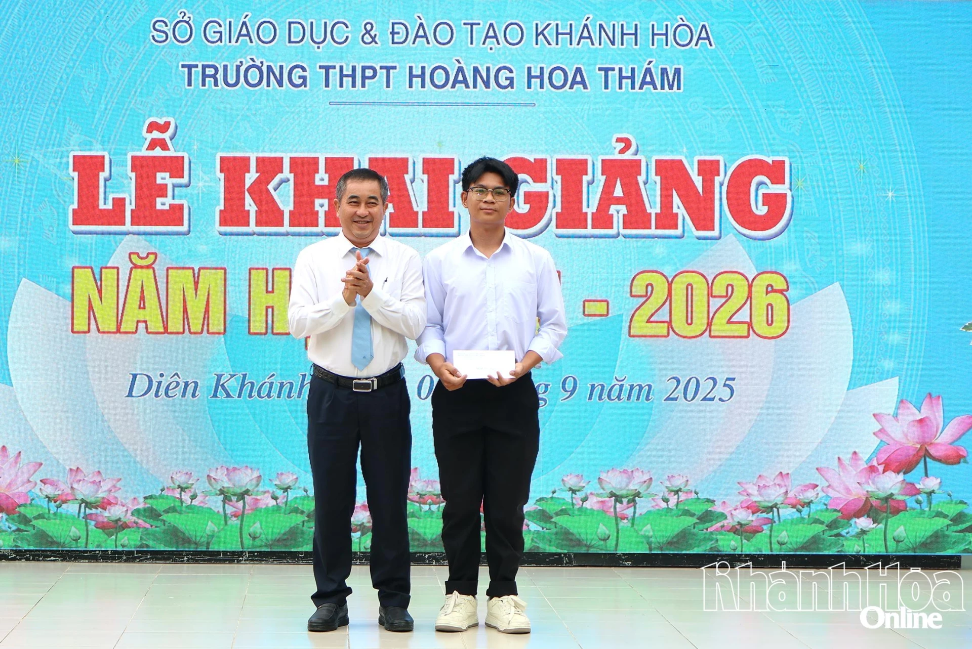 Lãnh đạo xã Diên Khánh trao khen thưởng cho học sinh đạt thủ khoa trong kỳ thi tốt nghiệp THPT năm 2025 