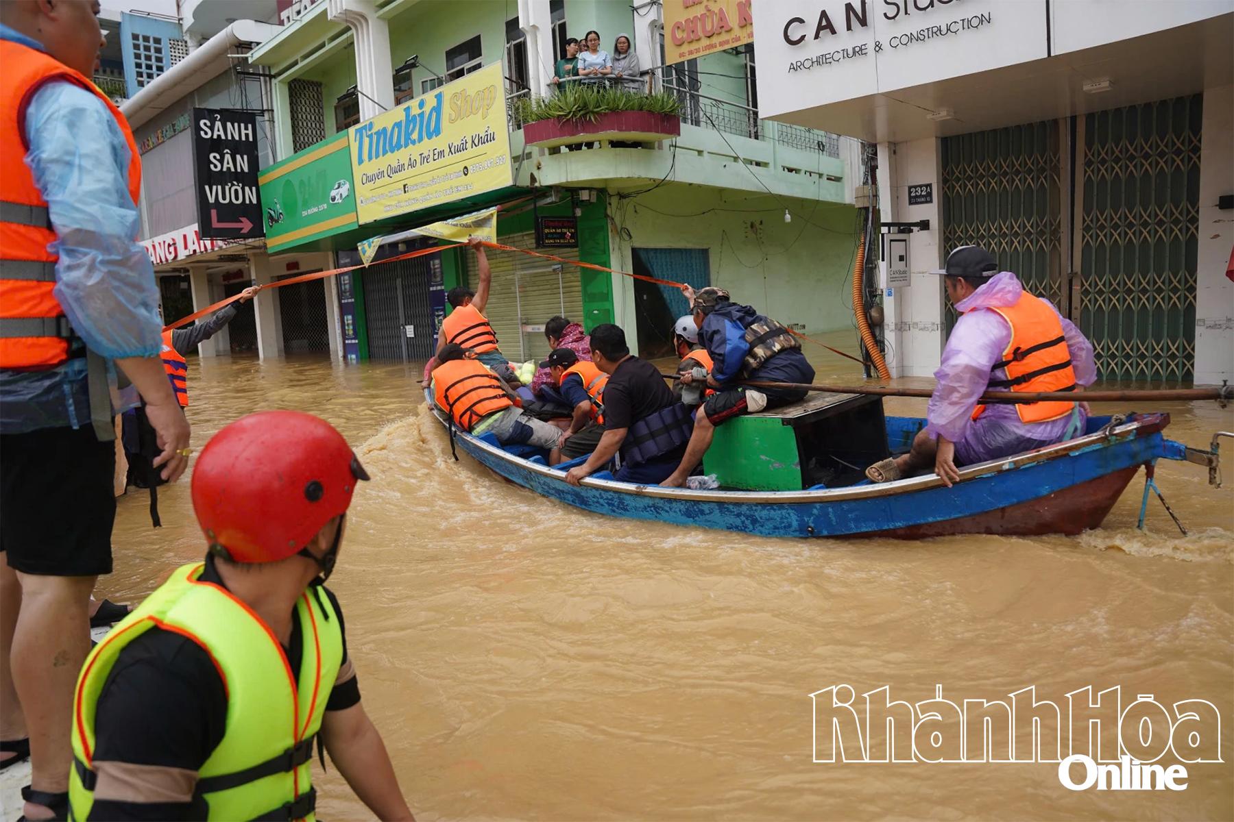 Đưa người dân thoát khỏi vùng nguy hiểm.  
