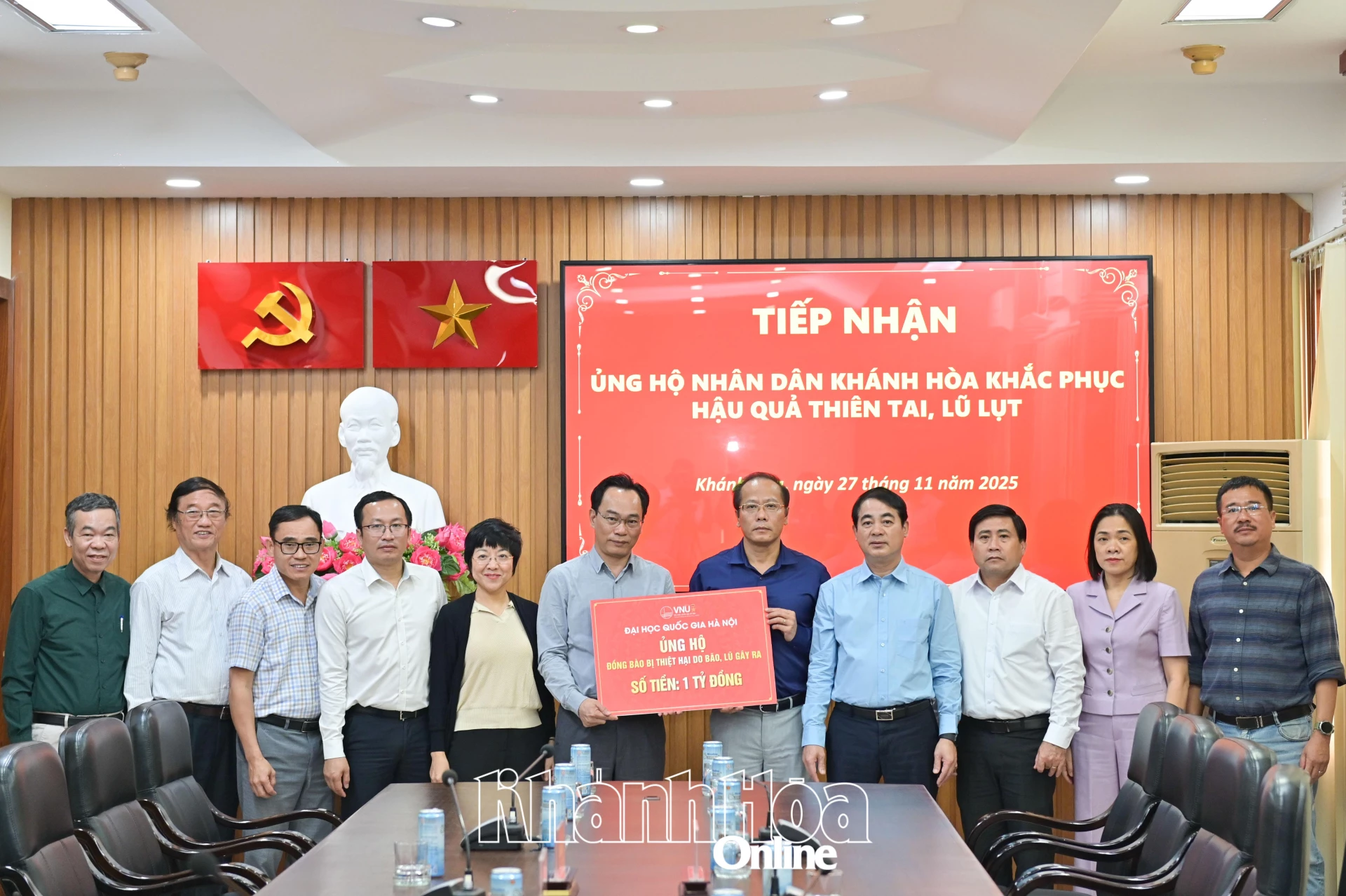 Thường trực Tỉnh ủy tiếp nhận bảng tượng trưng kinh phí hỗ trợ từ Đại học Quốc gia Hà Nội.