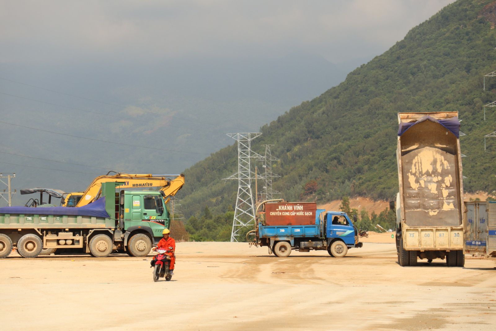 Công trường Dự án Đường bộ cao tốc Van Phong - Nha Trang tại điểm gần nút giao với quốc lộ 1 đoanh gần hầm Cổ Mã