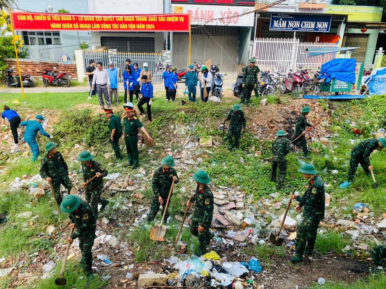 Cán bộ, chiến sĩ, đoàn viên thành niên và người dân phường Cam Lợi ra quân dọn vệ sinh môi trường.