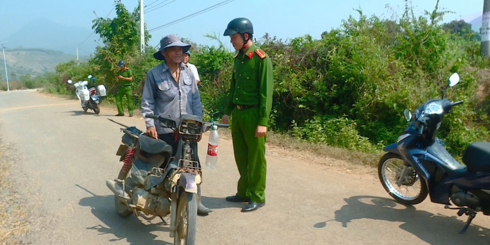 Lực lượng chức năng xã Cam Phước Tây phối hợp tuyên truyền, vận động nhân dân chấp hành các quy định khi tham gia giao thông.