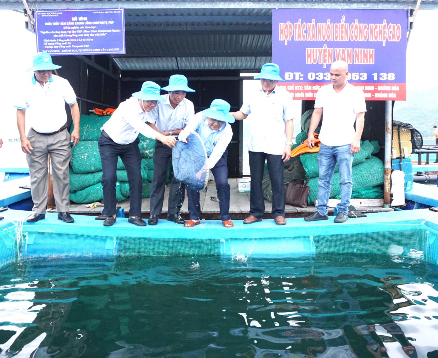 Đồng chí Lê Hữu Hoàng thả con giống vào lồng nuôi của HTX nuôi biển công nghệ cao Vạn Ninh