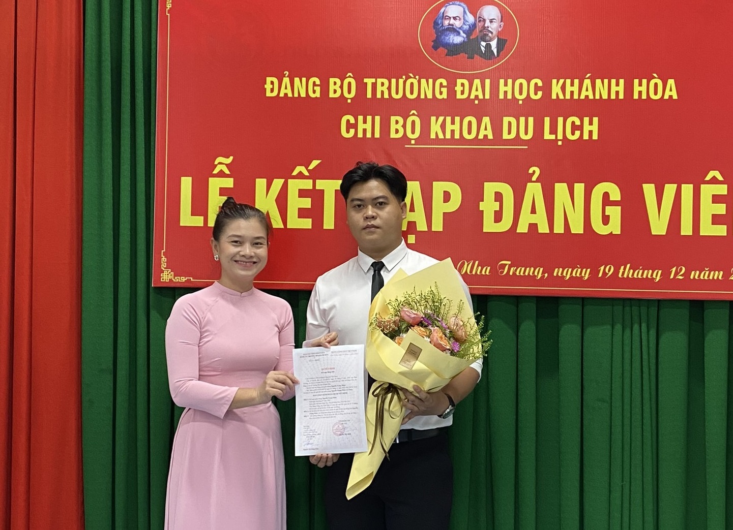 Bí thư Chi bộ Khoa Du lịch trao quyết định kết nạp đảng viên cho sinh viên của khoa.