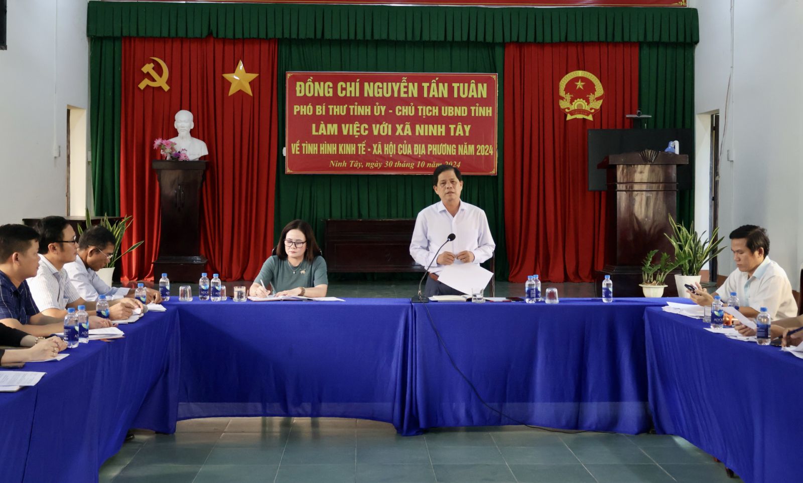 Chủ tịch UBND tỉnh Nguyễn Tấn Tuân phát biểu tại cuộc họp.