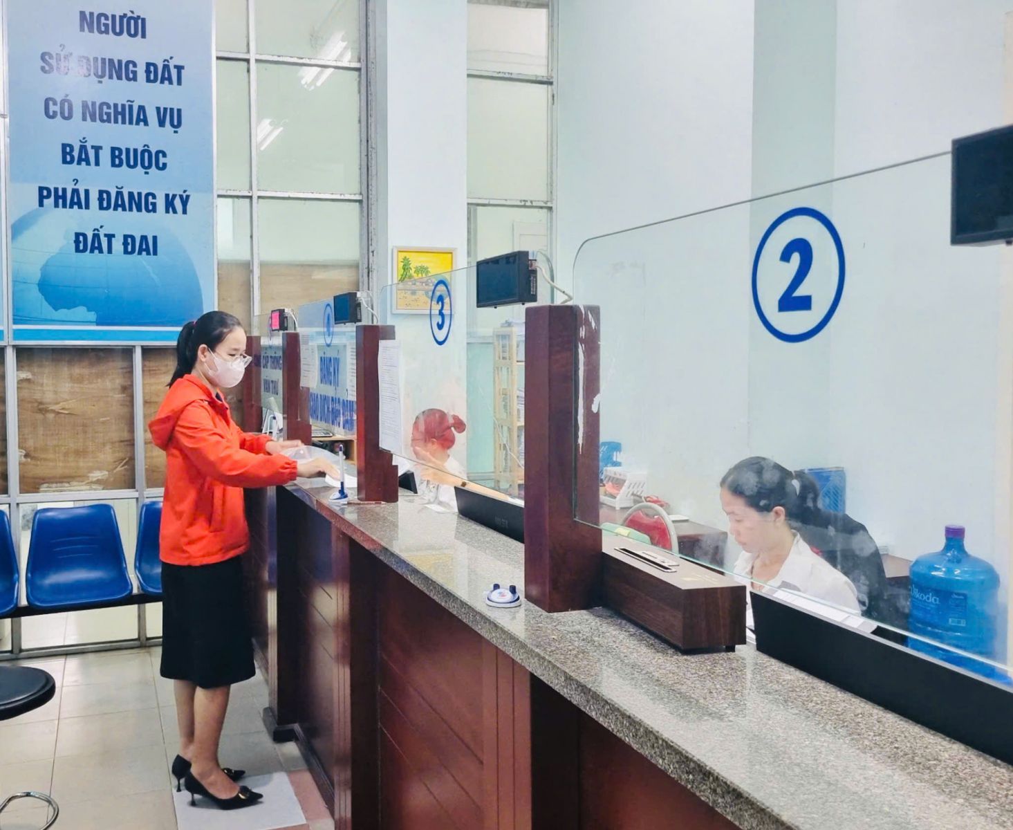 Người dân liên hệ làm thủ tục hành chính về đất tại Chi nhánh Văn phòng Đăng ký đất đai tại Nha Trang