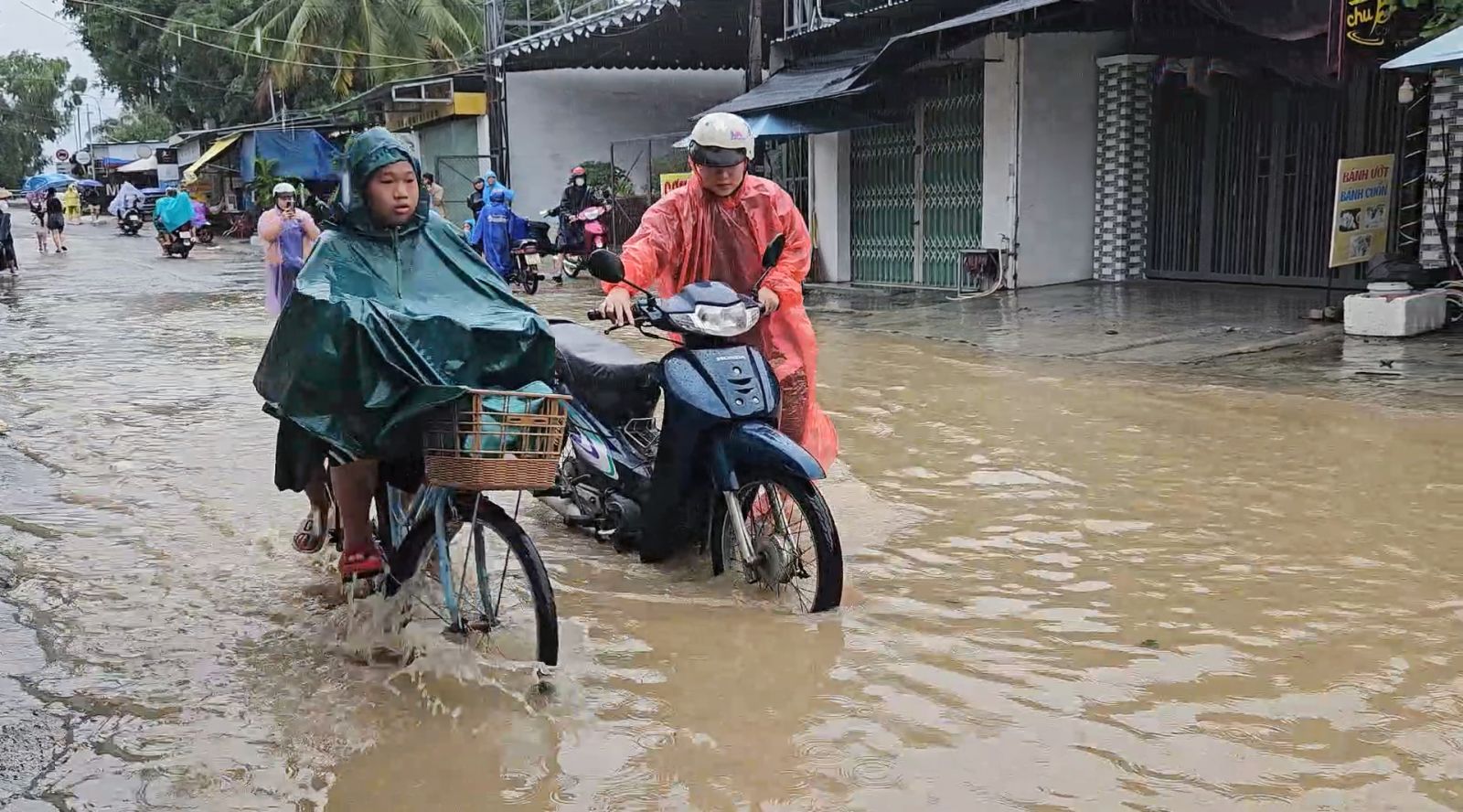 Mưa lớn gây ngập úng tại Nha Trang ngày 15-12 vừa qua.